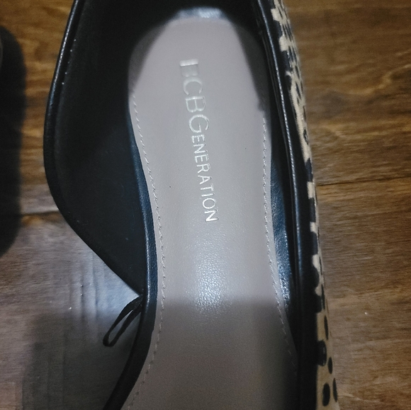 BCBG Leopard Flats - Picture 2 of 4